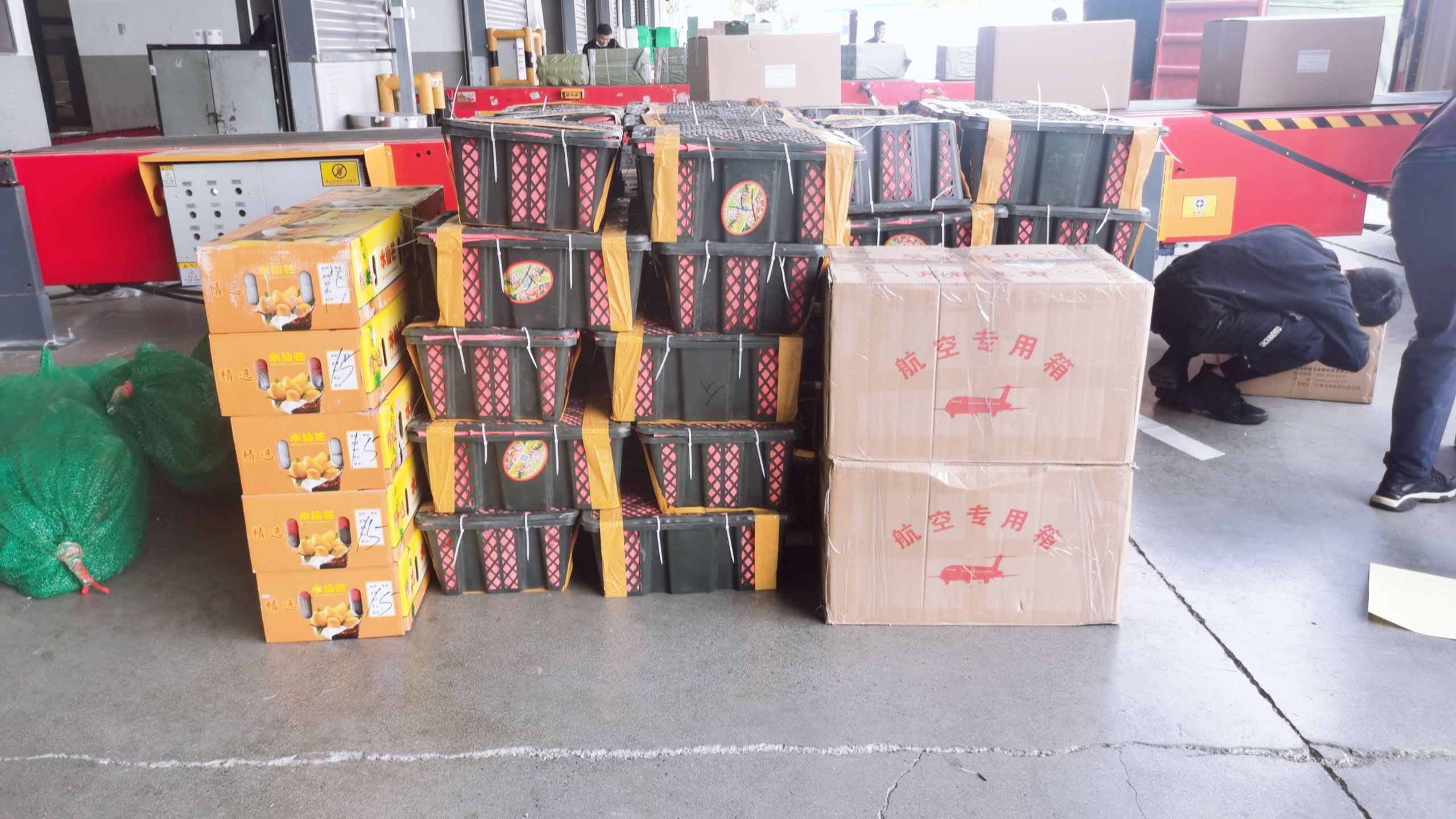 那么首先我們應該知道特殊物品是什么東西？特殊物品運輸

1、活體動植物(或動植物制品)----需動植物檢疫站頒發的動植物檢疫證書。

2、麻醉藥品----需衛生部藥政管理局發的麻醉品運輸憑證。

3、音像制品----需省社會文化管理委員會辦公室發的音像制品運輸傳遞證明。

4、罐裝液體、粉狀物品----需出產廠家的物品性質證明。

5、海鮮----不同地方需要不同的海鮮包裝箱。南航和白云機場分別要用其指定的專用箱,單用泡沫箱不能裝機，需外加紙箱并打包帶。

6、玻璃必須訂封閉木箱，打三角架。

7、違禁品----爆炸品(如炸藥)、壓縮氣體和液壓氣體(如煤氣)、易燃易爆液體或固體、氧化劑和有機過氧化物(乒乓球)、毒品和感染性物品(如白粉)、放射性物品、腐蝕品(如硫酸)、磁性物品、麻醉物品、電池等;

尺寸重量限制

1、根據航班機型及始發站、中轉站和目的站機場的設備條件、裝卸能力確定可收運貨的最大重量和尺寸。

2、非寬體飛機，單件貨物重量一般不超過80千克，尺寸以不超過航線機型的貨艙門尺寸、宜，機型 前、后貨艙門 散裝貨艙門 收貨尺寸備注

3、貨物的最小尺寸除可直接隨附貨運單的文件、信函類貨物外，其它貨物的長、寬、高之不得小于40厘米。低于以上標準者，由托運人加大包裝。
